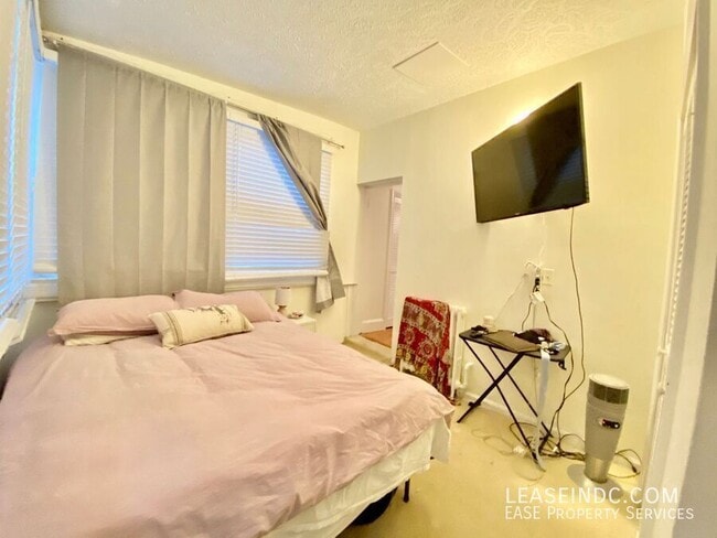 Building Photo - 2517 3rd St NE