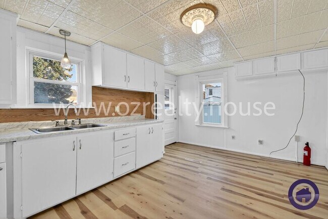 Building Photo - 837 Lorain St