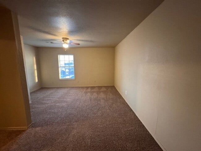 Building Photo - 4 bed 2.5 bath 2 story duplex! New paint and flooring ready for move in!