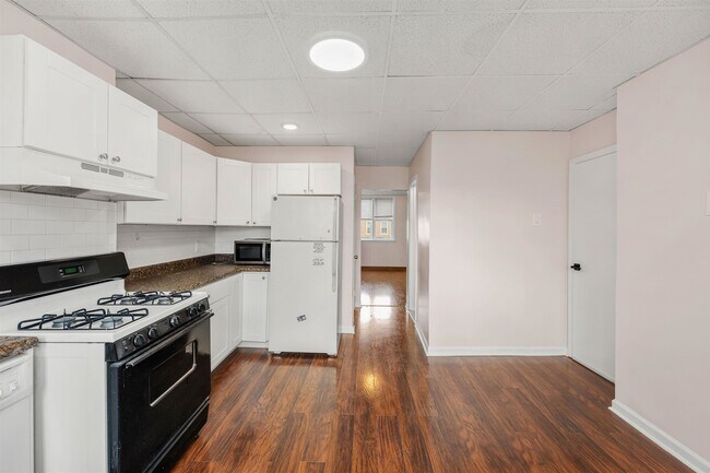 Building Photo - 37 Pearsall Ave