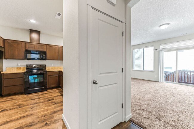Building Photo - **AVAILABLE 18-May-2024** Woodridge Park C...