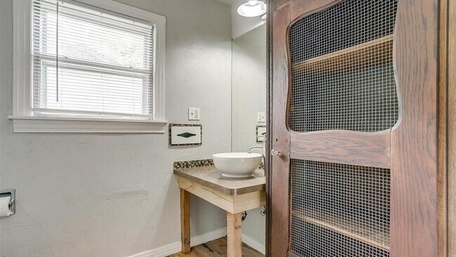 Building Photo - 410 McCarty St