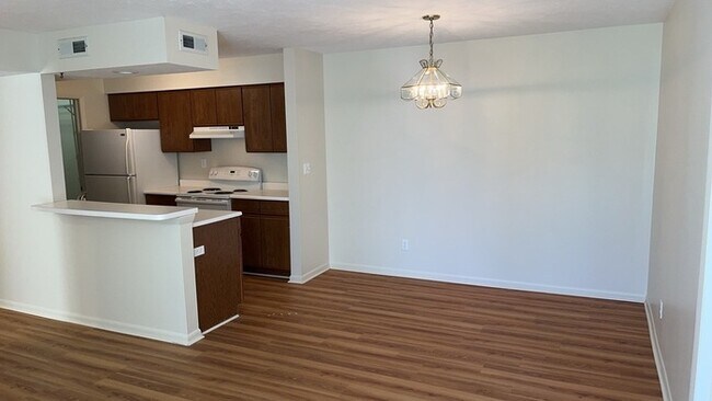 Building Photo - 1420 Lake Pointe Way