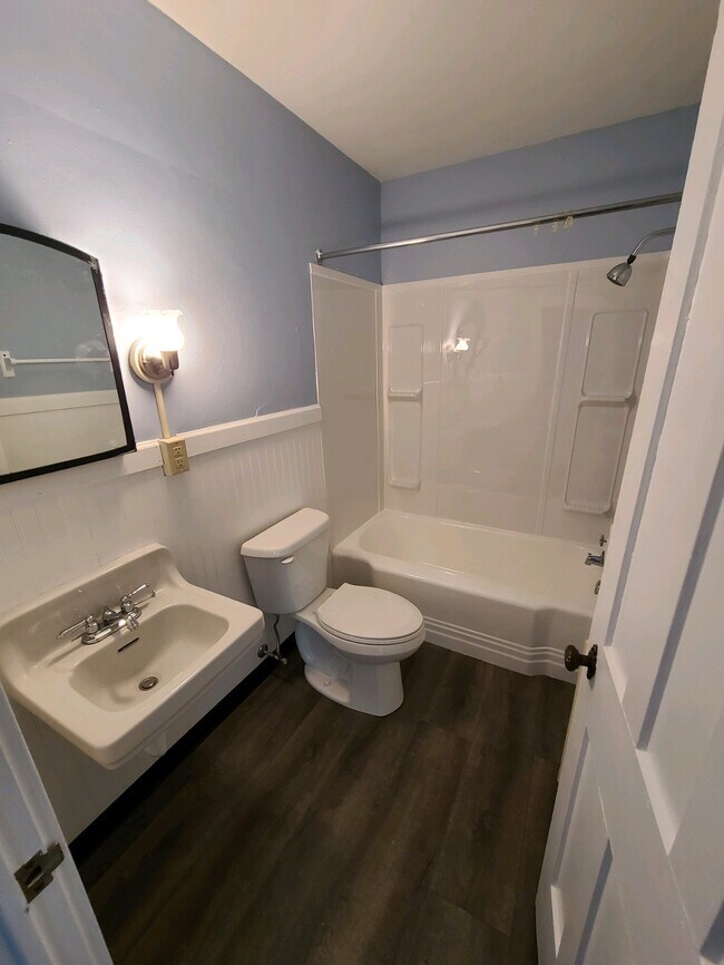 bathroom - 165 W 4th St