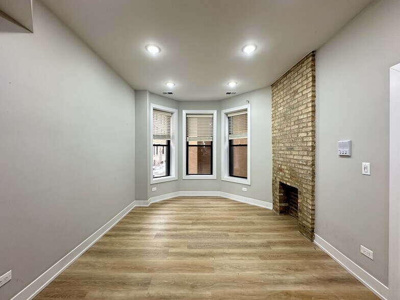 Building Photo - 442 W Belden Ave