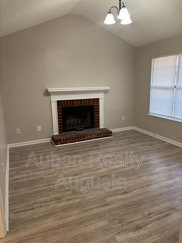 Building Photo - 2930 Dahlia Dr