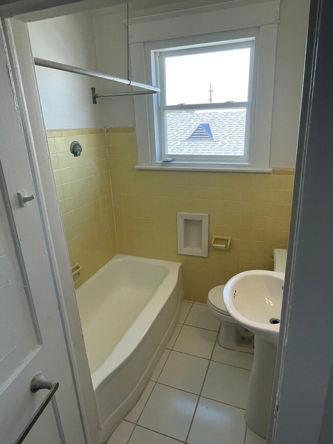 Building Photo - PRICE REDUCED! Newly Renovated 3BD/2BA in ...