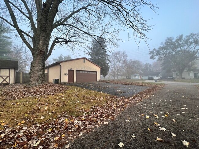 Building Photo - Large Whitehall Ranch Home