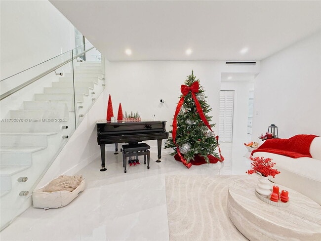 Building Photo - 927 SW 18th Ave