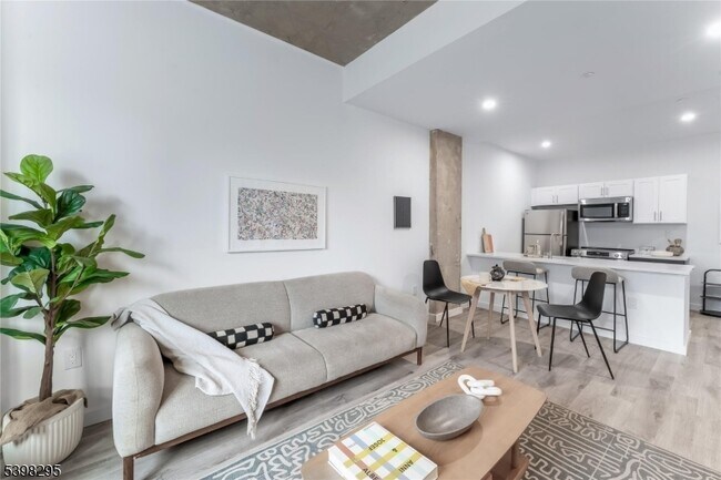 Building Photo - 10 Commerce Ct