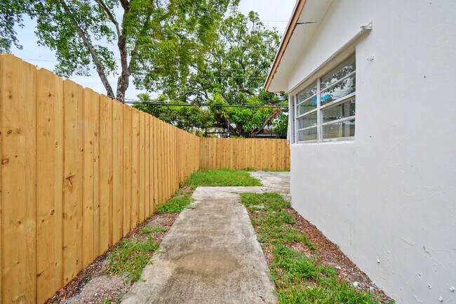 Building Photo - 411B NE 57th Ct