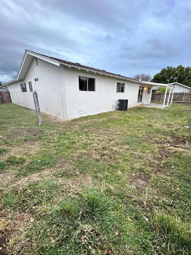 Building Photo - 1941 Reseda Ln