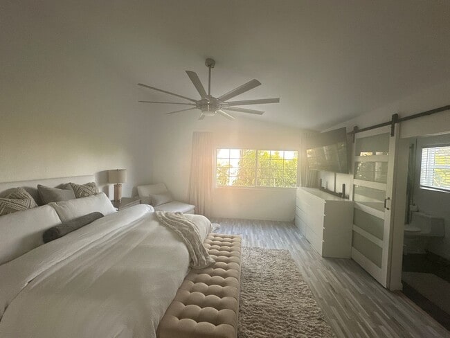 Building Photo - Remodeled townhome located in the Cape at ...