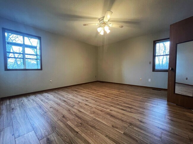 Building Photo - 700 S Waggoner Rd