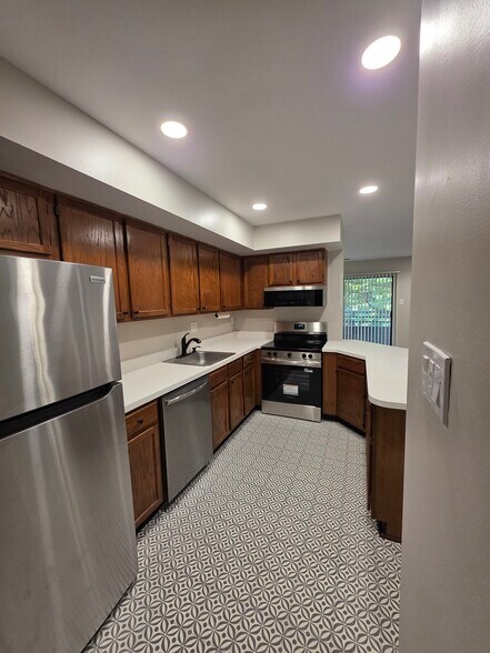 Kitchen - 8001 Greenspring Way