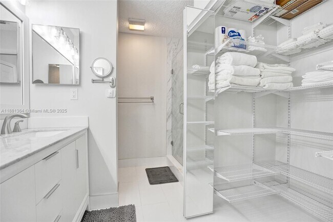 Building Photo - 925 Oak Harbour Dr
