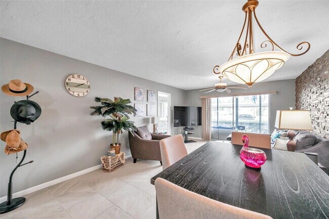 Building Photo - "Fully Renovated 2-Bed, 2-Bath Condo on Minutes from Siesta Key Beach