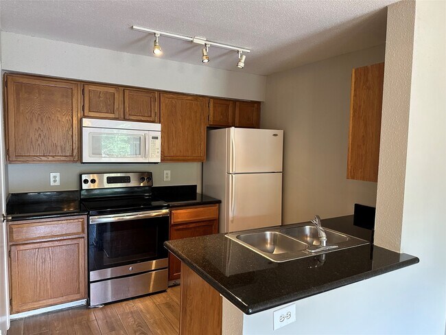 Building Photo - 3900 Woodchase Dr