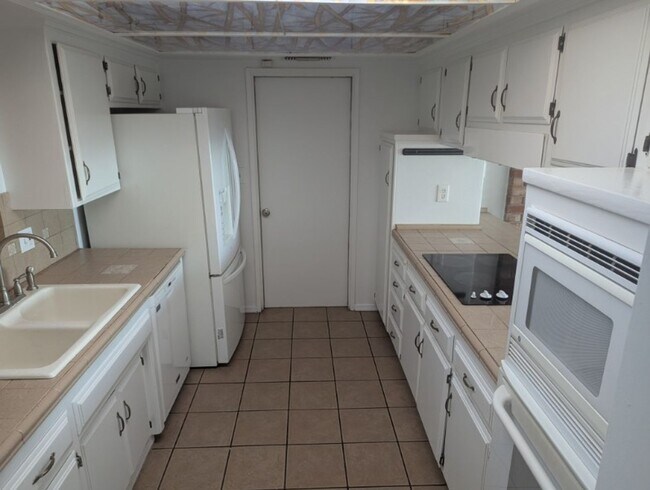 Building Photo - Beautiful 4 Bedroom House in NW Bakersfield with Pool!