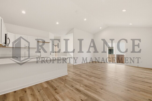 Building Photo - 5263 N Pinecrest Ct