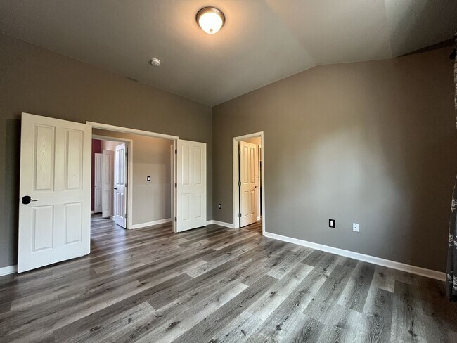 Building Photo - Distinctive 3-Story Tigard Townhouse with Stainless Steel Kitchen, Vaulted Ceilings & Attached 2-...