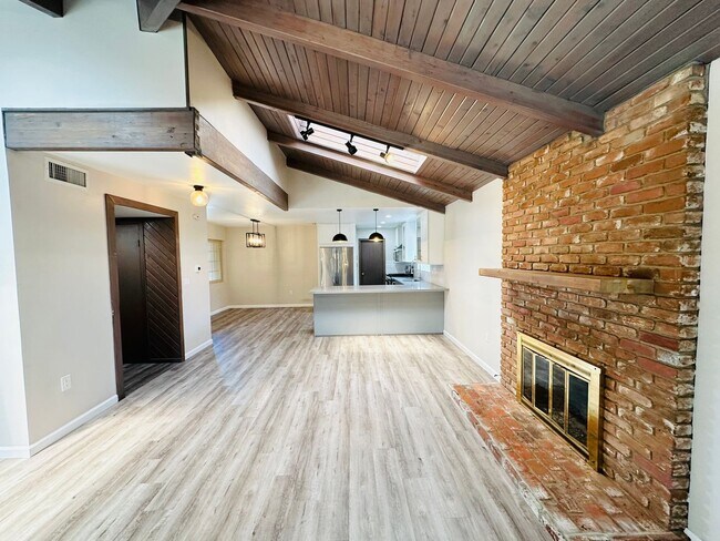 Building Photo - 5831 Scripps St
