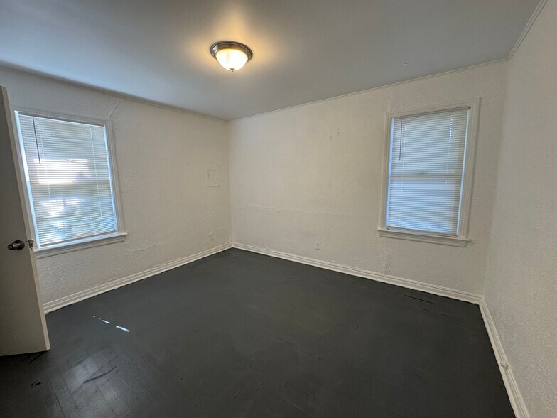 Building Photo - 2108 NE 18th St