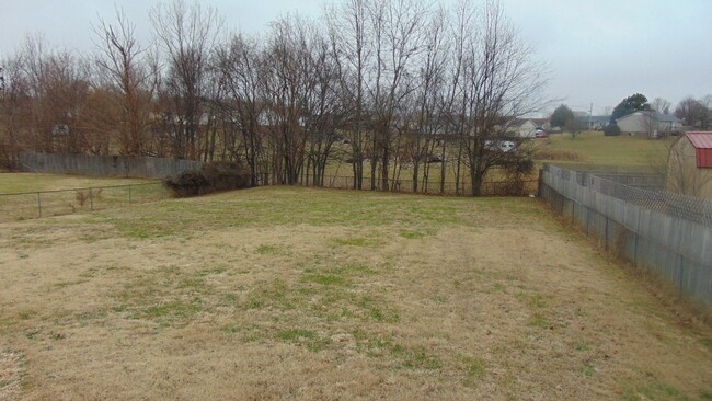 Building Photo - 3 Bedroom 1 Bathroom home with fenced in b...