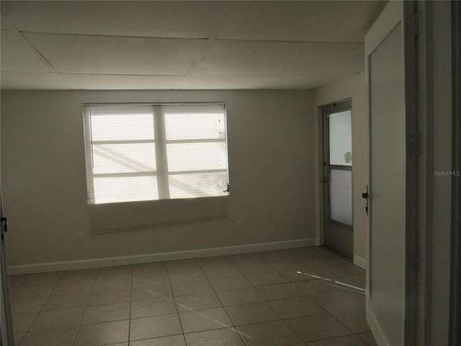 Building Photo - 300 Colonia Ln