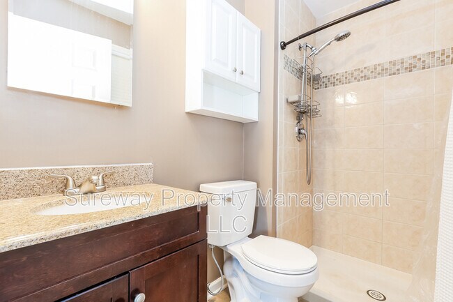 Building Photo - 32 Oakwood Pl