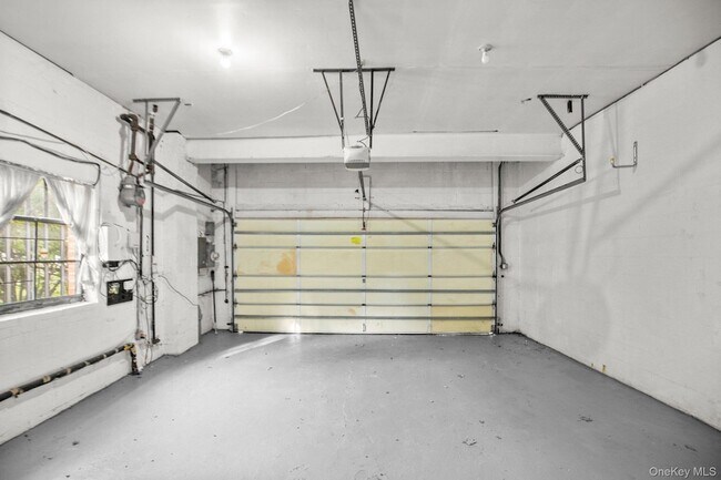 Building Photo - 1341 Pelhamdale Ave