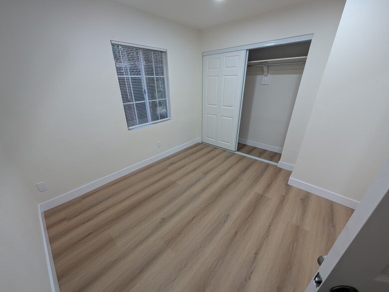 Building Photo - 827 Laveta Ter