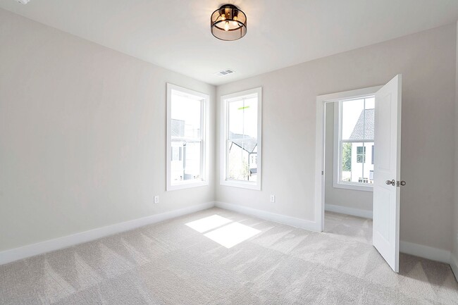 Building Photo - Luxury Westshore Townhome