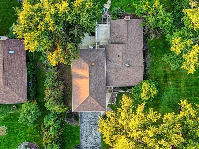 Building Photo - 800 Ridgemoor Dr