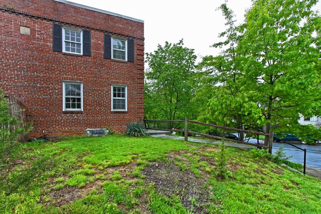 Building Photo - Blocks to Crystal City Metro and just minutes to Washington, D.C. via the 14th Street Bridge
