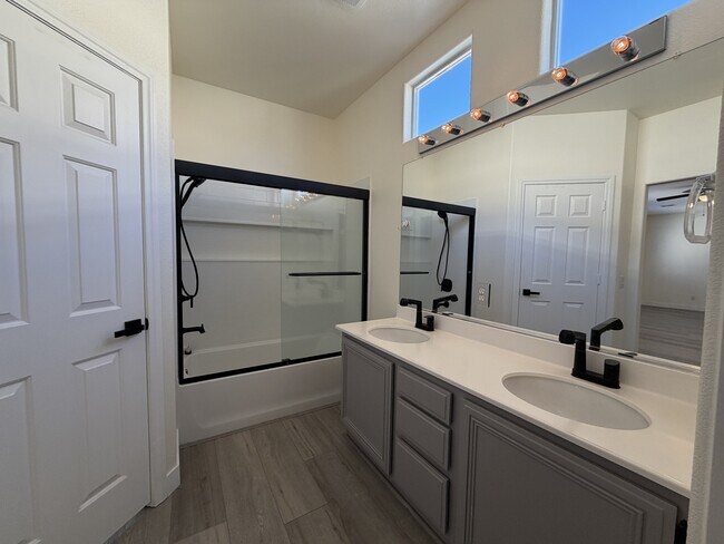 Building Photo - 10756 Turquoise Valley Dr