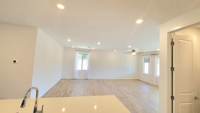 Building Photo - 5447 Splendido Ave