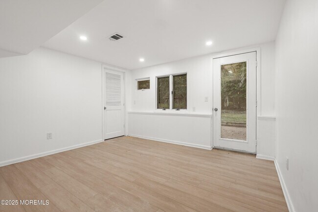 Building Photo - 42 Arno St