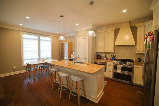 Building Photo - Upscale Living in Village Walk