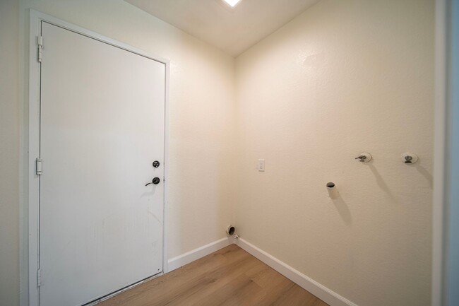 Building Photo - BEAUTIFULLY RENOVATED 4-BEDROOM HOME IN PH...