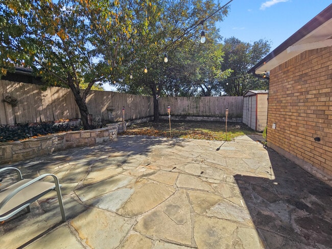 Building Photo - Move-In Ready Dallas Gem — 4 Bedrooms, 2 Living Areas, and a Big Private Yard