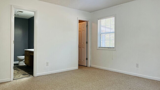 Building Photo - Charming Cottage Style 4 bedroom, 2 bathroom home in Lagrange! Must See!