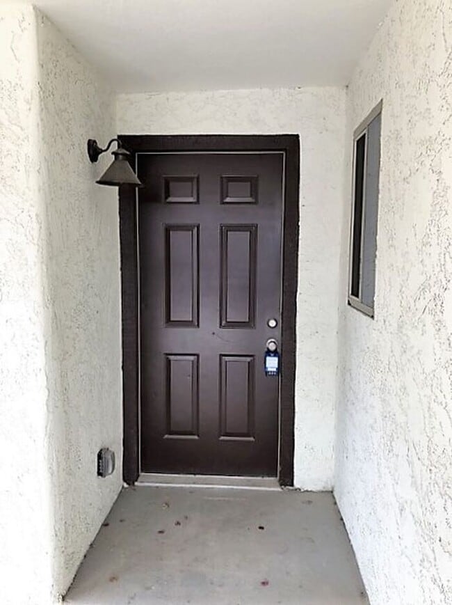Building Photo - Remodeled 2 bedroom / 2 Full Bath