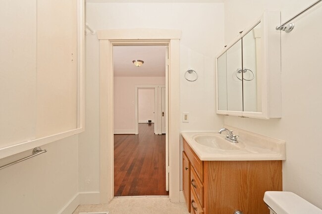 Building Photo - Charming 1BR/1BA Main Floor View Unit in Desired Neighborhood (Sunset Hill)
