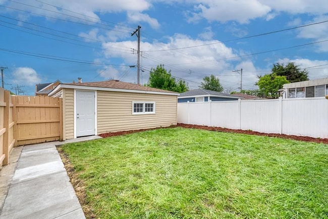 Building Photo - Portage Park 4 bed, 2.5 bath classic!