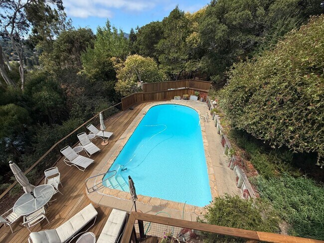 Building Photo - SPACIOUS  FOUR BED / THREE BATH SAN RAFAEL...