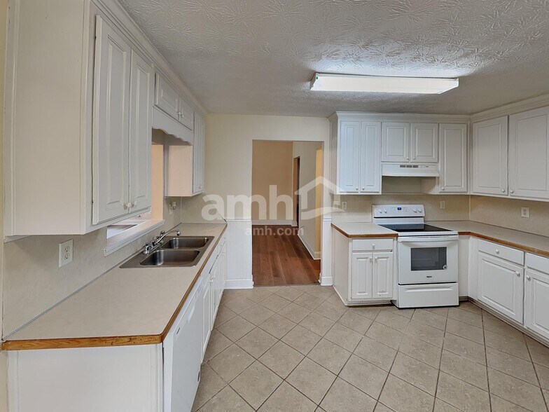 Building Photo - 1365 Morrow Dr