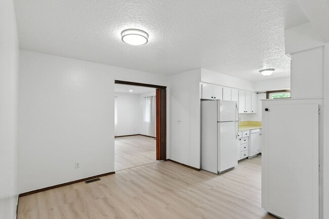 Building Photo - Refreshed 3 Bedroom Ranch In NE Portland
