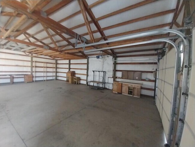 Building Photo - 1831 E Cornwall Rd
