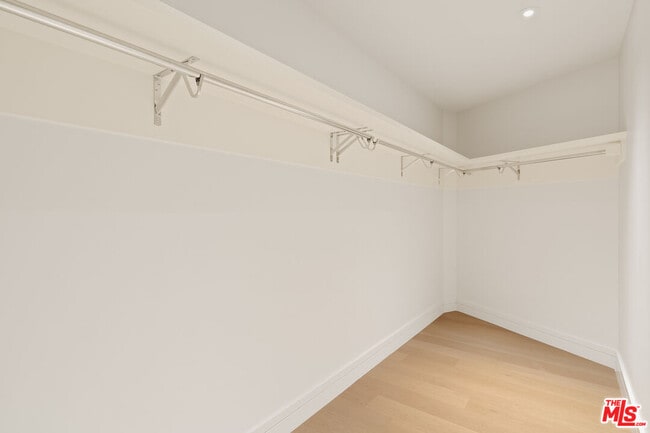 Building Photo - 211 Elm Ct